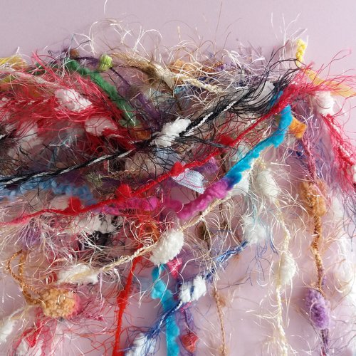 Melange de 9 laines fantaisie pour creations textiles, customisation
