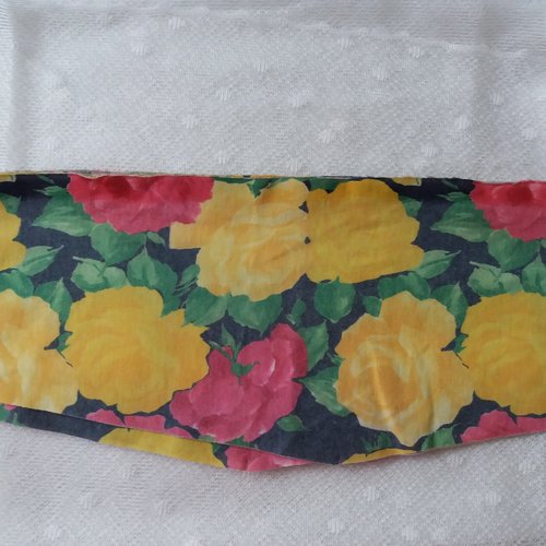 5 chutes de tissu coton grosses fleurs rouges et jaunes - formes identiques - environ 40 cm x 13 cm environ