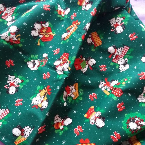 Tissu noël fond vert avec décors petits chiens - 1,13 cm x 50 cm - décoration fêtes noël, linge de table, couture
