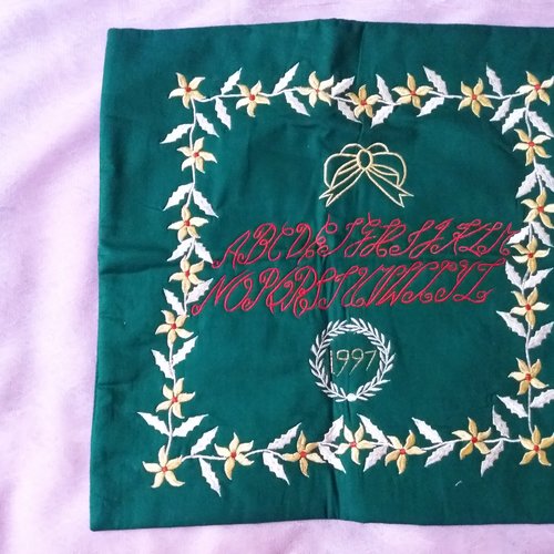 Pour noël, housse de coussin vert avec broderie alphabet, entourage frise fleurs -  40 cm x 40 cm