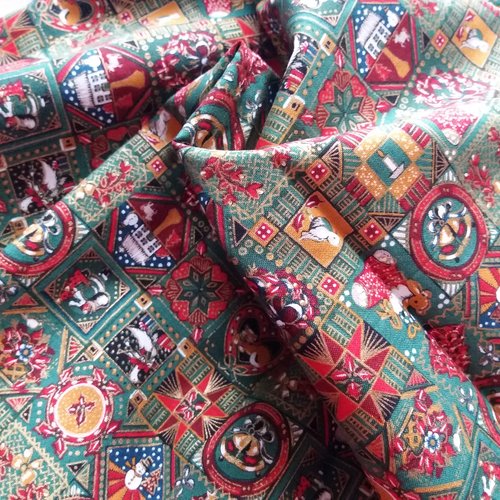 Tissu noël en coton, fond vert imprimé divers motifs noël - 112 cm x 58 cm - idéal pour vos décorations, cartonnages, couture