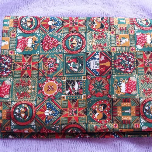 Tissu noël en coton, fond vert imprimé divers motifs noël - 112 cm x 58 cm - idéal pour vos décorations, cartonnages, couture