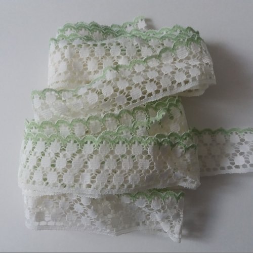 Dentelle blanche, fine  avec liseré bordure verte -  2 m x 3 cm - créations textiles, finitions, décorations, customisation