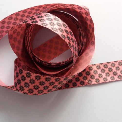 Galon satin imprimé - fond rose avec motifs géométriques verts - 2,5 cm de largeur - vendu au mètre