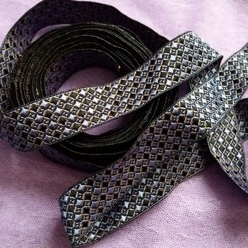 1 m galon passementerie, style médiéval, motifs noirs et bleu-lavande - 2,5 cm largeur, élégant et raffiné - vendu au mètre