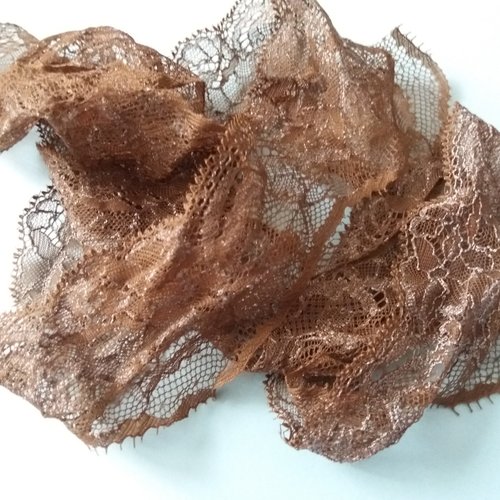 1 m de fine dentelle marron avec fils argentés très fins, largeur entre 4 et 6 cm - vendue au mètre