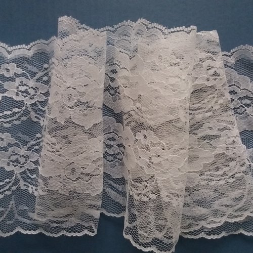 Dentelle blanche, fine, grande largeur 17 cm, vendue au mètre - travaux textiles, embellissements, confection, ..