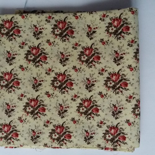 Tissu fin  fleuri fond jaune avec fleurs rose/bordeaux - 55 cm x 50 cm - divers travaux textiles, patchwork, customisation, ...