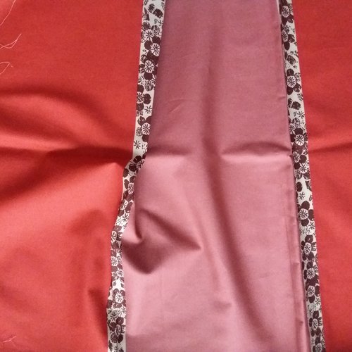 Tissu en coton bandes grenat et vieux rose séparées par frise fleurs grenat foncé - 58 cm x 38 cm