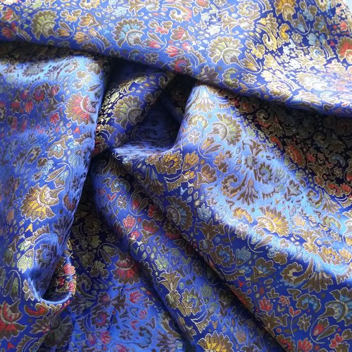 Tissu brocart luxueux fond bleu avec motifs couleurs et dorés - 1,17 cm x 50 cm