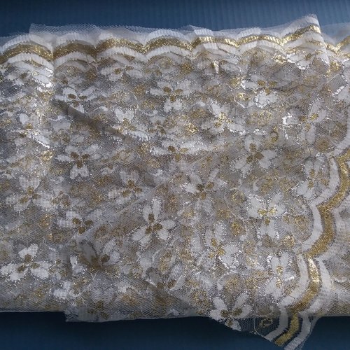 Tissu dentelle tulle blanc avec fleurs argentées et dorées -
