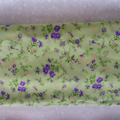 Tissu lumineux fin en polyester, couleur vert pomme avec fleurettes violettes