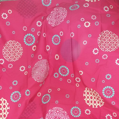 Tissu cotonnade fond rouge avec motifs circulaires  - couture, cartonnage, décorations, travaux textiles