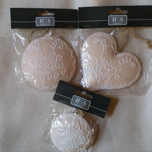 3 décorations shabby en métal décoré,  suspensions décoratives, ambiance shabby chic