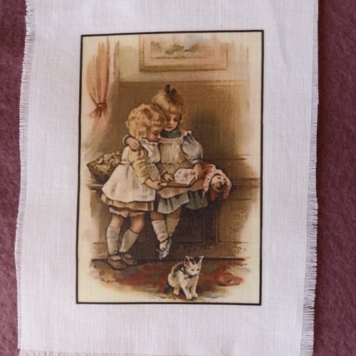 Transfert rétro enfants, 2 fillettes lisant avec petit chat, créations textiles, customisation, collages, home-déco, loisirs créatifs