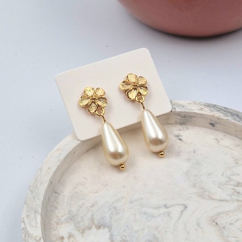Boucles d'oreilles fleur et perle nacrée couleur champagne type clou