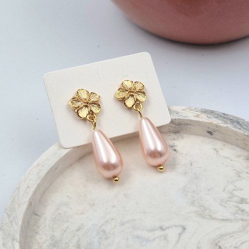 Boucles d'oreilles fleur et perle nacrée couleur rose type clou