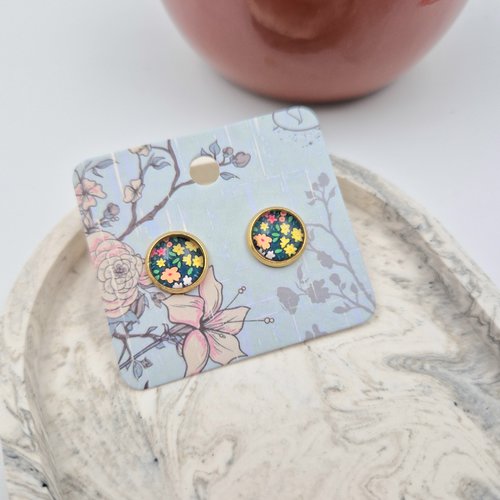 Petite boucle d'oreille fleuri