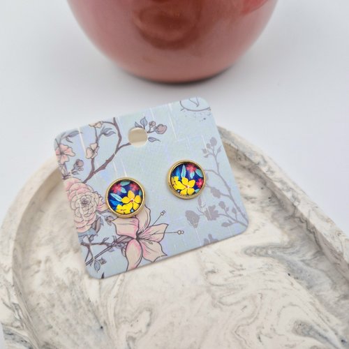 Petite boucle d'oreille fleuri