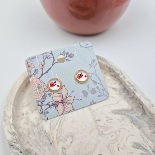 Petite boucle d'oreille coccinelle
