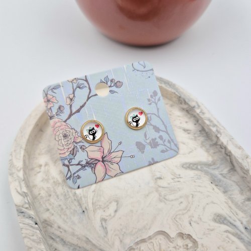 Petite boucle d'oreille coccinelle