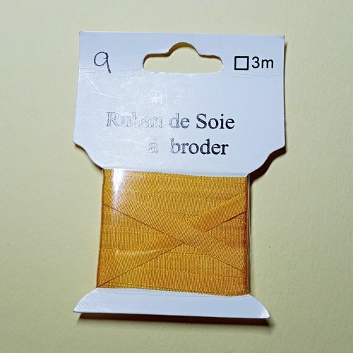 Ruban de soie à broder jaune d'or
