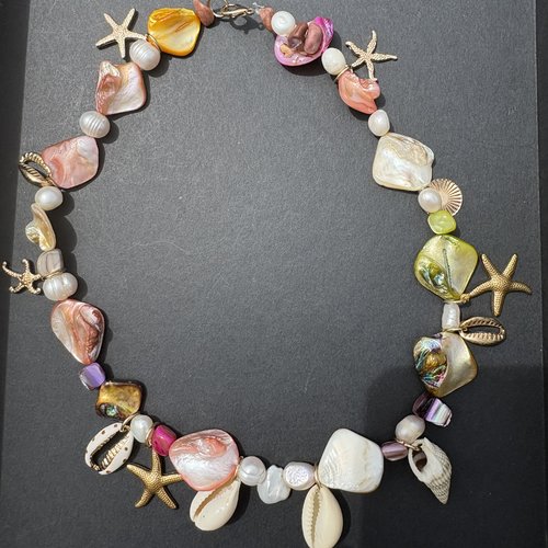 Collier perles d’eau douces et charms