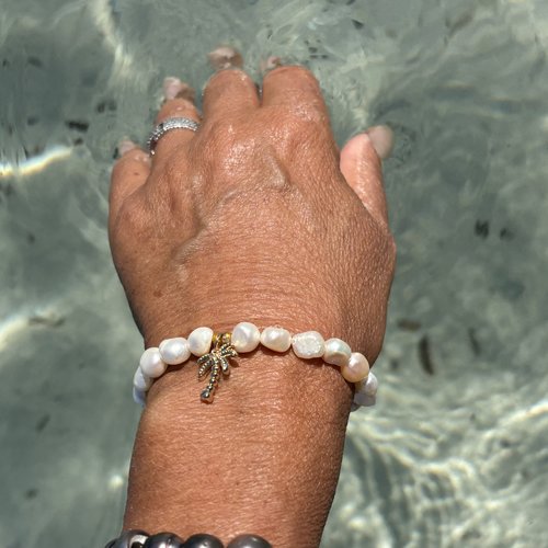 Bracelet perles d eau douces blanches et pendentif palmier