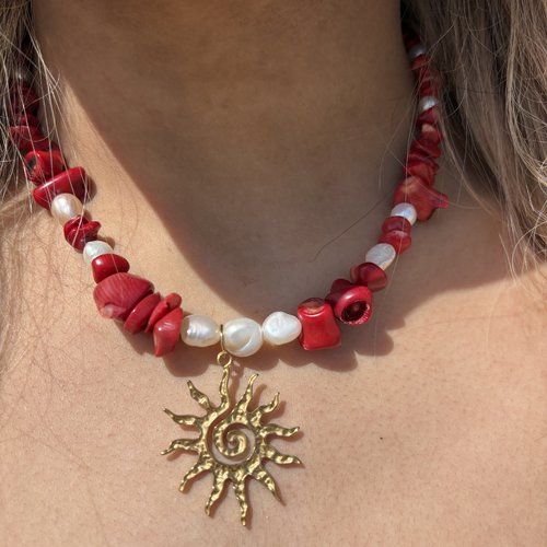 Collier perles d’eau douce, corail et pendentif soleil
