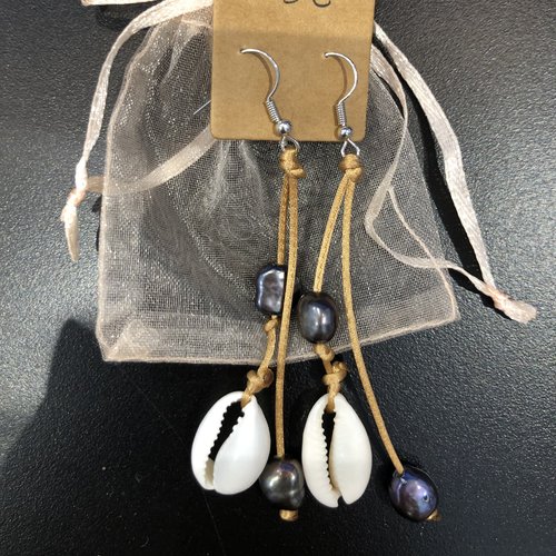 Boucles d’oreilles avec perles d’eau douces et coquillages