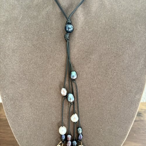 Sautoir avec perles d’eau douce et coquillages
