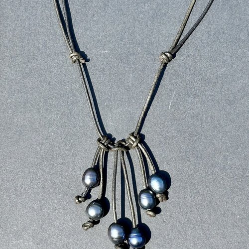 Collier grappe de perles de culture bleu foncé
