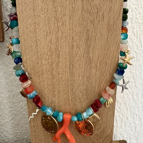 Collier bohème avec perles multicolores et charms