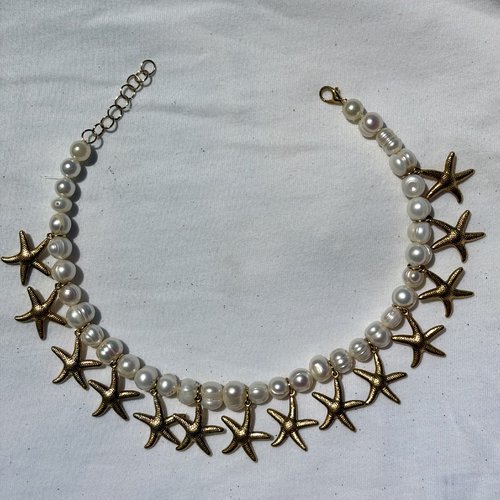 Collier d’été,ras du cou, perles de culture blanche et charms doré