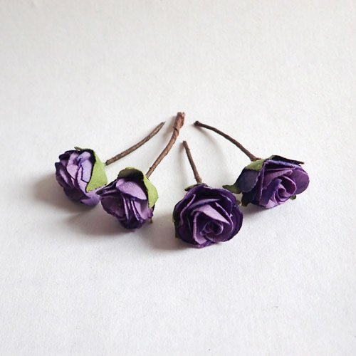 Fleurs en papier violet