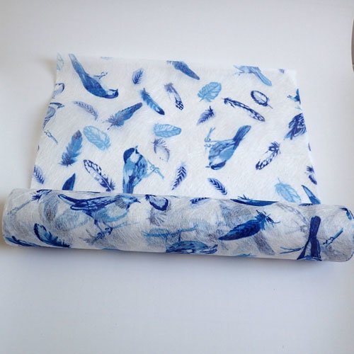 Tissu lin tissé oiseau et plume bleue sur blanc 30 cm x 5 m