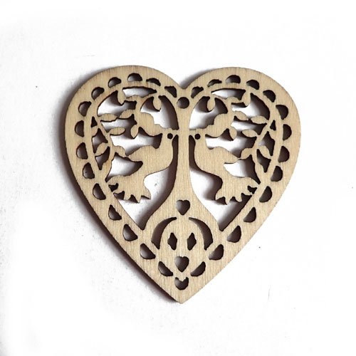 Embellissement bois coeur avec colombes