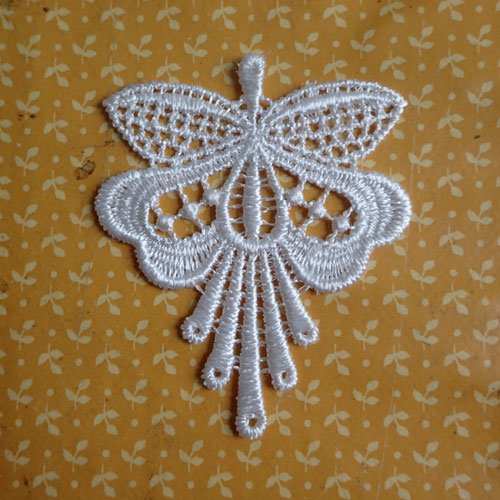 Papillon blanc brodé