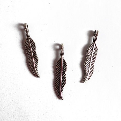 Breloques plumes argentées courbées x 3