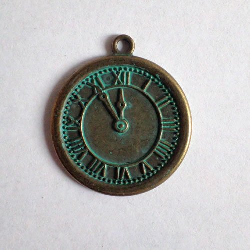 Breloque horloge vintage bronze vert de gris