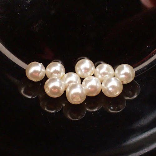 Perles en plastique blanc ivoire nacré 0,8 cm x 20
