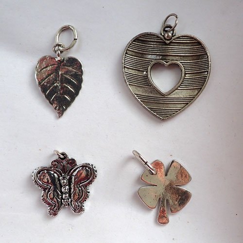 Breloques en métal argenté x 4