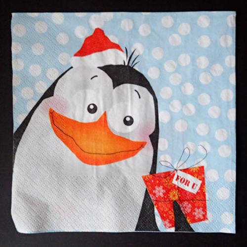 Serviette pingouin qui offre des cadeaux 