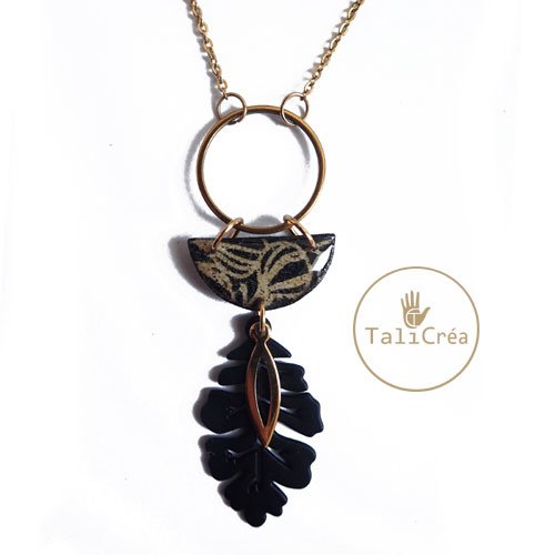Collier doré avec feuille noire en sables jaunes et noirs