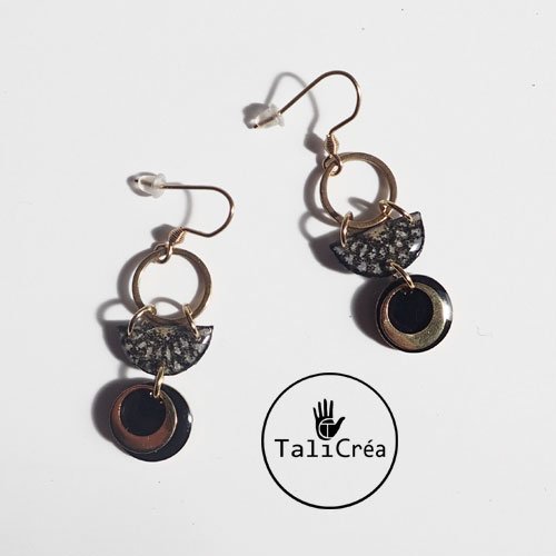 Boucles d'oreilles dorées avec sables noirs blancs et jaunes