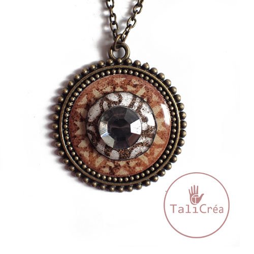 Collier motifs ronds superposés de sables avec strass