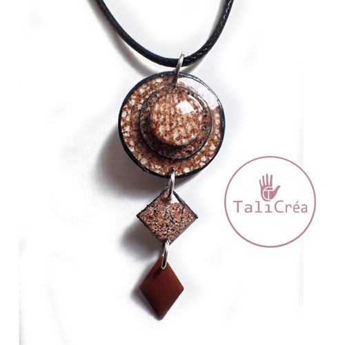 Collier ronds superposés en sable rouge blancs bordeaux