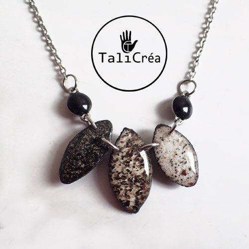 Collier navettes de sable noir et blanc sur acier argenté