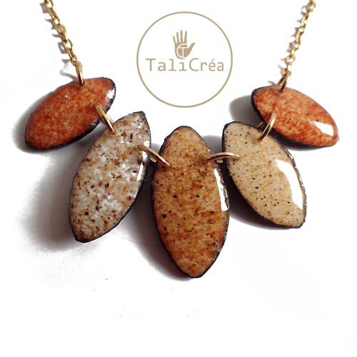 Collier navettes de sable blanc, jaune, orange sur acier doré