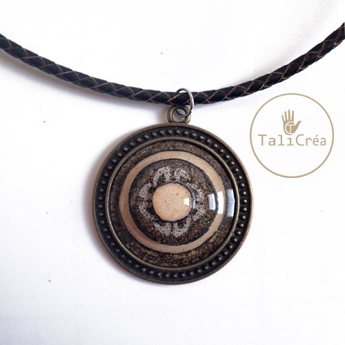 Collier cabochons superposés en sables marron jaune blanc